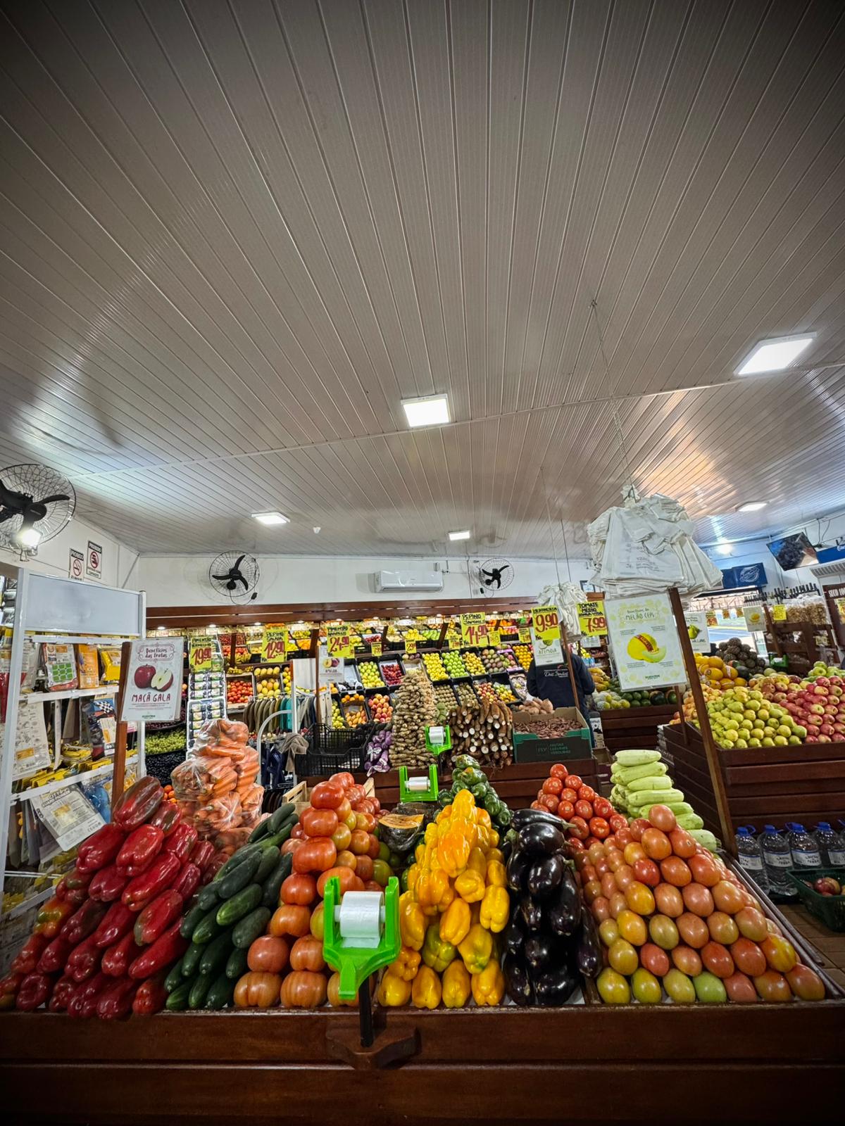 Interior da Fruteira Dois Irmãos