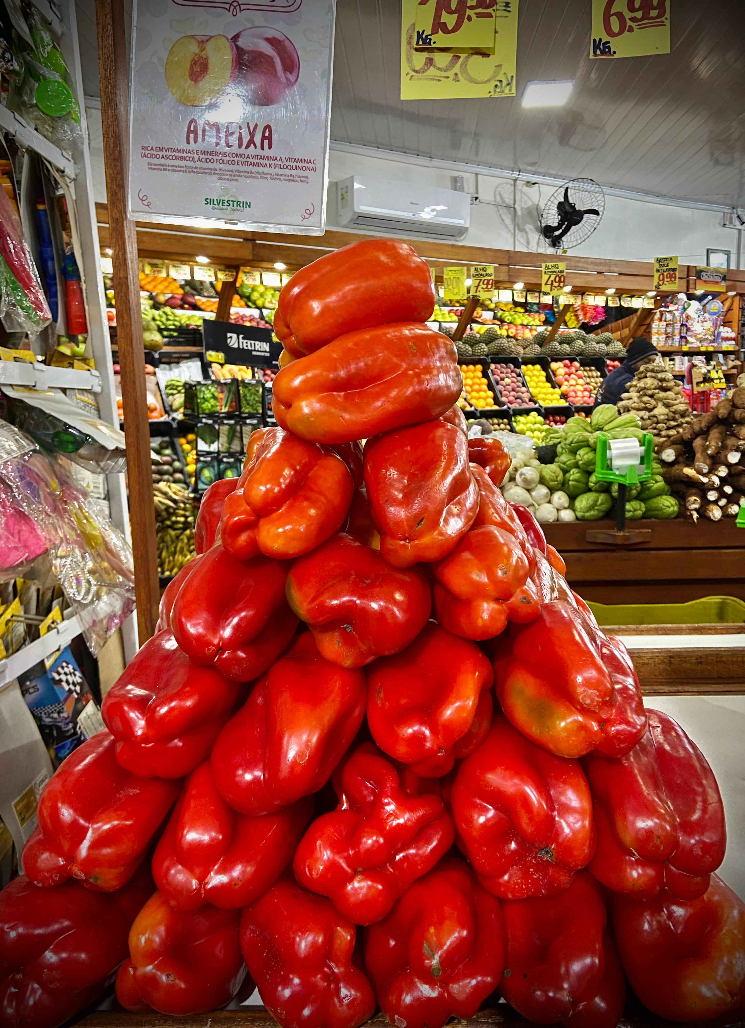 Frutas e verduras frescas disponíveis na fruteira